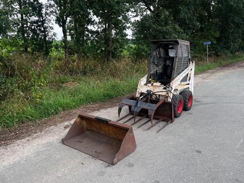 Bobcat 443 met mestklem (marge), Zakelijke goederen, Machines en Bouw | Kranen en Graafmachines, Wiellader of Shovel, Ophalen