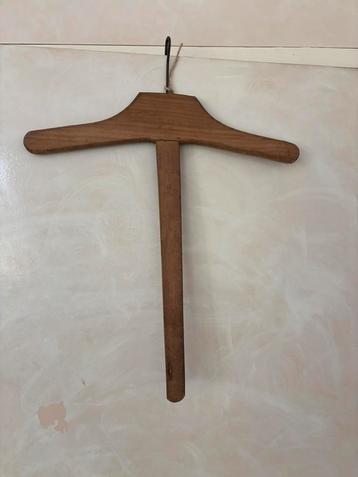 2 pude brocante kleding hangers beschikbaar voor biedingen