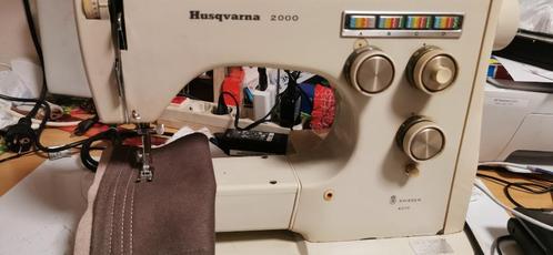 Naaimachine Husqvarna 2000 Alleen recht en Echt Leer naaien, Hobby en Vrije tijd, Naaimachines en Toebehoren, Gebruikt, Naaimachine