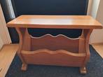 Houten geloogd grenen bijzettafel met tijdschriftenhouder, Minder dan 45 cm, Minder dan 55 cm, Gebruikt, Vintage