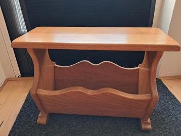 Houten geloogd grenen bijzettafel met tijdschriftenhouder beschikbaar voor biedingen