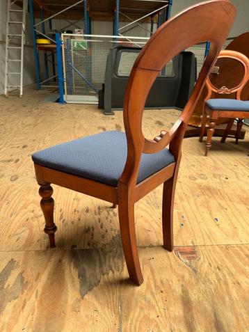 19e-eeuwse eettafel + 4 stoelen – gerestaureerd en stijlvol beschikbaar voor biedingen