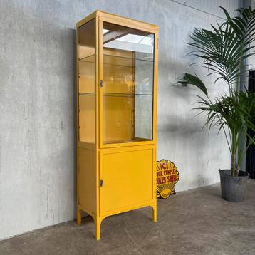 Oude medicijnkast, apothekerskast, vitrinekast, vitrine, oud beschikbaar voor biedingen