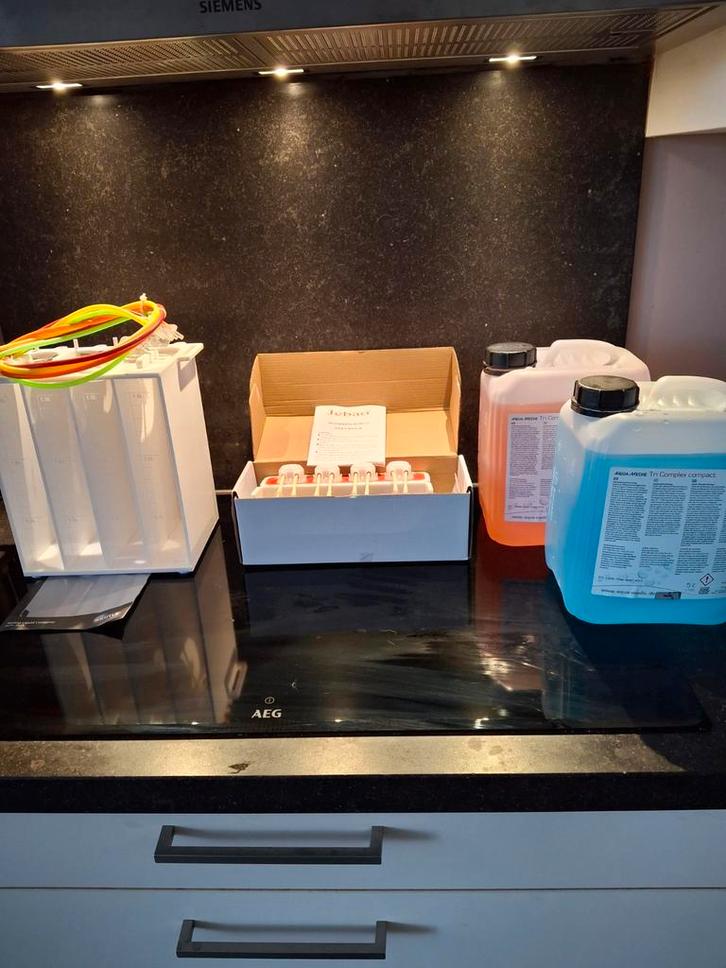 Doseerpomp+container+2x 5L toevoegingen, Dieren en Toebehoren, Vissen | Aquaria en Toebehoren, Zo goed als nieuw, Gevuld zeewateraquarium