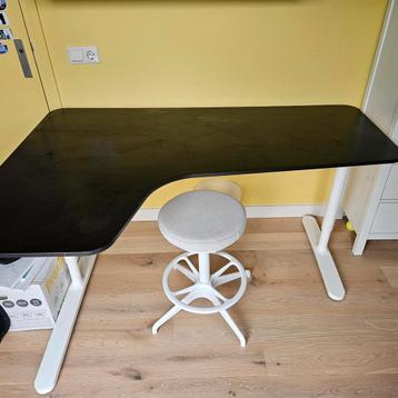 Bekant Ikea hoekbureau wit onderstel met zwart blad - afbeelding 1
