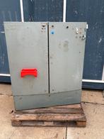 Grote metalen kast, Ophalen