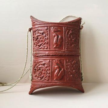 Zuidoost-Aziatische portefeuille / tabakshouder, rood rattan beschikbaar voor biedingen