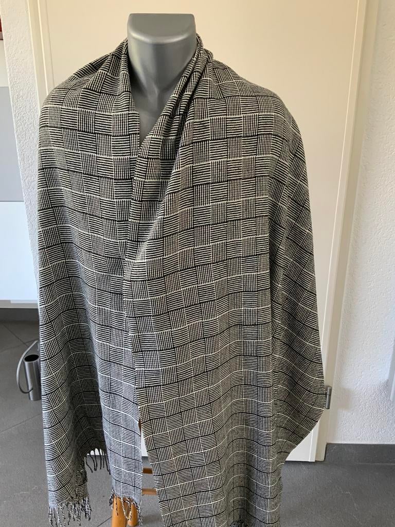 Grote overslag sjaal. Zwart wit. IZGS., Ophalen of Verzenden, Zo goed als nieuw, Sjaal