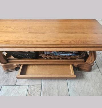 Salon tafel eikenhout met lade en kleed vintage beschikbaar voor biedingen