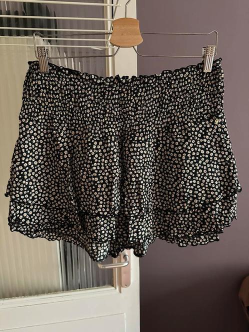 Kort zwart rokje met bloemetjes van Colourful Rebel maat L, Kleding | Dames, Rokken, Zo goed als nieuw, Maat 42/44 (L), Zwart