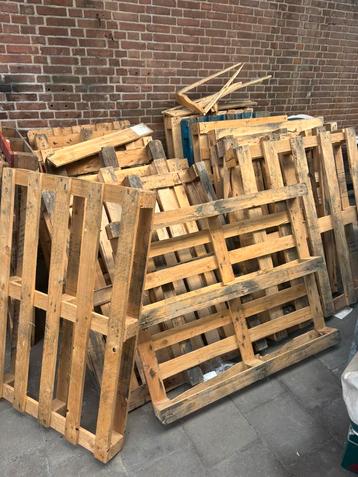 Gratis op te halen houten pallets beschikbaar voor biedingen