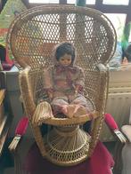 Rotan stoel met heel mooie pop, Verzamelen, Poppenhuizen en Toebehoren, Ophalen, Zo goed als nieuw, Poppenhuis