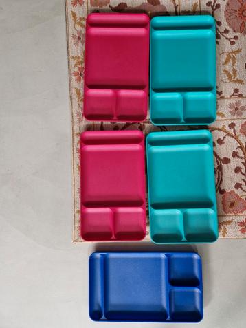 Set van 5 kleurrijke bbq borden tupperware beschikbaar voor biedingen