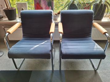 Twee blauwe fauteuils van Crack by Machalke beschikbaar voor biedingen