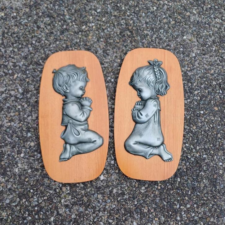 Wandplaten Biddend Jongetje En Biddend Meisje, Huis en Inrichting, Woonaccessoires | Wanddecoraties, Gebruikt, Ophalen of Verzenden