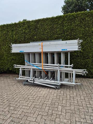 Groot aluminium rolsteiger met handige opslagbok beschikbaar voor biedingen