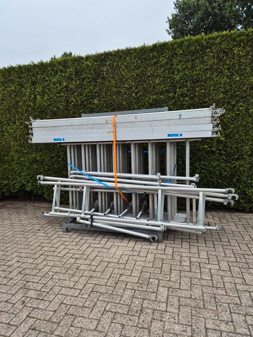 Groot aluminium rolsteiger met handige opslagbok, Doe-het-zelf en Verbouw, Steigers, Zo goed als nieuw, Rolsteiger of Kamersteiger