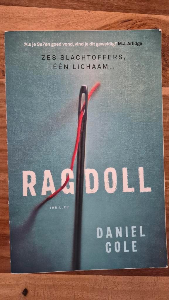 Ragdoll - Daniel Cole Thriller, Boeken, Thrillers, Gelezen, Nederland, Ophalen of Verzenden