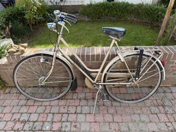 Oma fiets beschikbaar voor biedingen