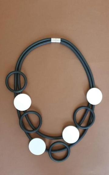 Rubber en aluminium ketting met magneetsluiting beschikbaar voor biedingen