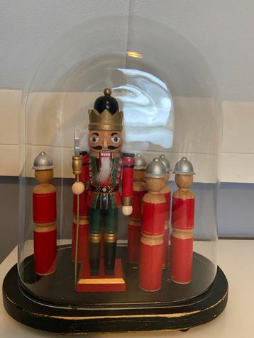 Oude stolp met notenkraker en kegels leuk voor kerst beschikbaar voor biedingen