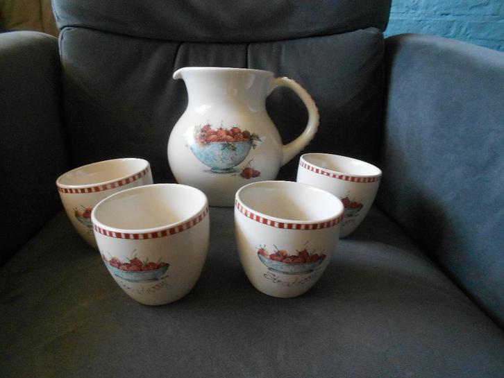 Sapkan met 4 bekertjes Jet ter Steege aardbei, Huis en Inrichting, Keuken | Servies, Gebruikt, Overige typen, Overige stijlen