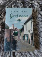 Roman • Ellie Dean - Geef nooit op, Ophalen of Verzenden, Zo goed als nieuw, Ellie Dean
