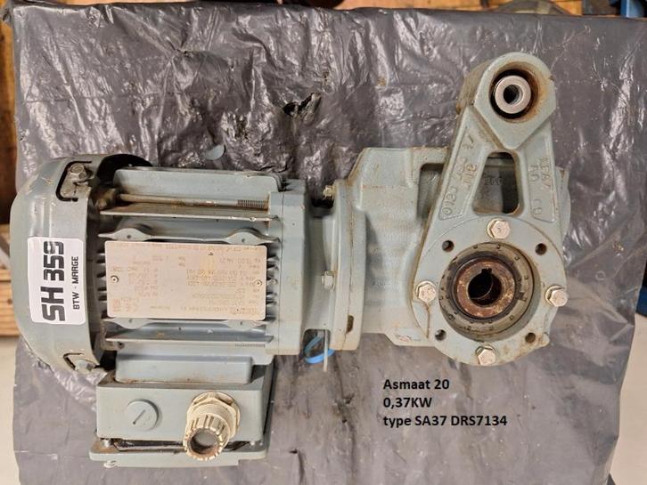 Vector SF37 DRS71S4 met reductie SH359, Doe-het-zelf en Verbouw, Motoren, Gebruikt, Elektromotor, Minder dan 1400 rpm, Ophalen of Verzenden