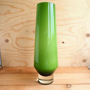 Strakke glazen vaas mosgroen beschikbaar voor biedingen