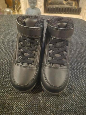 Zwarte gevoerde schoenen maat 26 beschikbaar voor biedingen