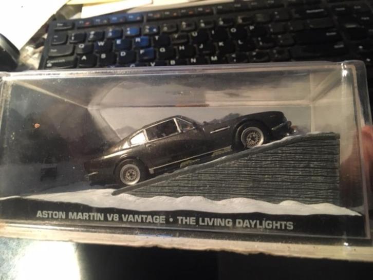 Aston Martin V8 Vantage 007 Living Daylights 1:43 + magazine, Boeken, Hobby en Vrije tijd, Zo goed als nieuw, Overige onderwerpen