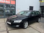Volvo V70 2.0 T4 Dynamic 190PK|NL-Auto|Navi|Pdc|Leder|Cruise, Voorwielaandrijving, 1556 kg, Gebruikt, 1969 cc