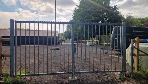 Dubbel draaihek 4 meter,  zwaar en gegalvaniseerd, Tuin en Terras, Tuinhekken en Hekwerk, Gebruikt, Spijlenhekwerk, IJzer, Met poort
