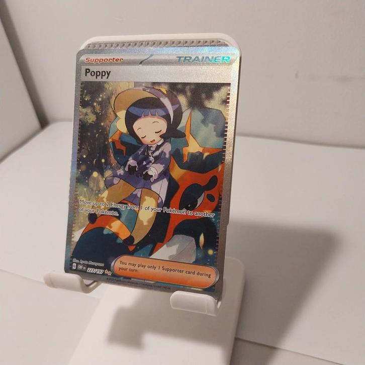 Pokemon TCG - Poppy - Full Art, Hobby en Vrije tijd, Verzamelkaartspellen | Pokémon, Zo goed als nieuw, Losse kaart, Foil, Ophalen of Verzenden