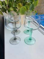 4 Stuks Kleine Wijnglazen met Gekleurde Voet, Antiek en Kunst, Antiek | Glas en Kristal, Ophalen of Verzenden