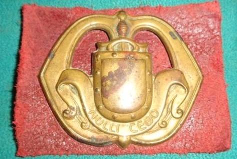 KNIL embleem infanterie met leer achtergrond, Verzamelen, Militaria | Algemeen, Landmacht, Embleem of Badge, Nederland, Ophalen of Verzenden