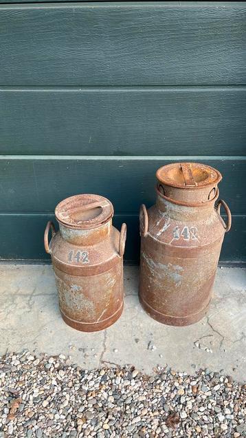 2 oude melkbussen in 2 maten beschikbaar voor biedingen