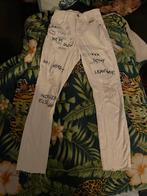 Witte spijkerbroek met tekst en scheuren, Kleding | Dames, Spijkerbroeken en Jeans, Ophalen of Verzenden, Gedragen, Wit, W28 - W29 (confectie 36)