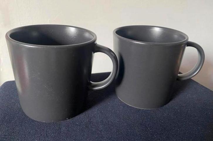 2 Grote donker grijze mokken van Ikea. H. 9 cm Drsn. 9 cm., Huis en Inrichting, Keuken | Servies, Zo goed als nieuw, Kop(pen) en/of Schotel(s)