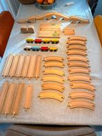 Houten trein treinbaan met brug en veel wagonnetjes, Ophalen of Verzenden, Zo goed als nieuw