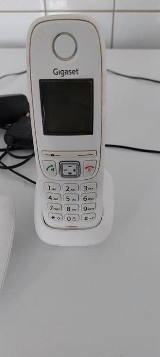 Telefoon draagbaar op houder 2 stuks beschikbaar voor biedingen