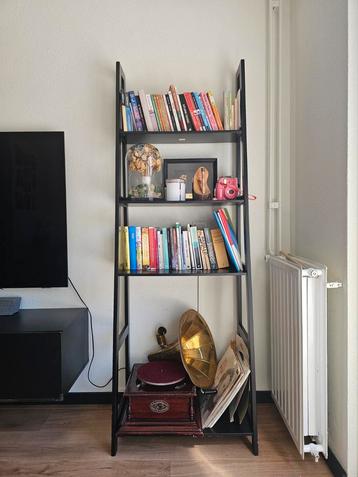 Boekenkast zwart beschikbaar voor biedingen