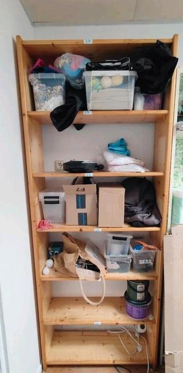 Open houten kast met planken  beschikbaar voor biedingen