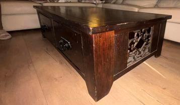 Massief houten salontafel met gietijzer beschikbaar voor biedingen