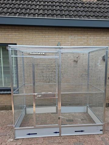 Aluminium voliere met voederplateau en morsrand  beschikbaar voor biedingen