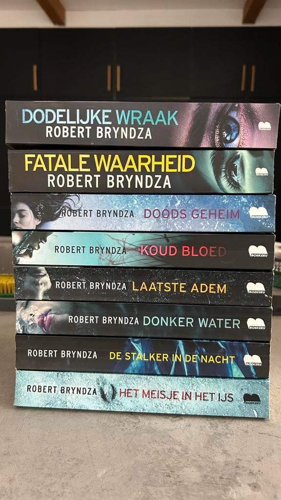 Robert Bryndza - Erika Foster Serie (7 Boeken), Boeken, Thrillers, Zo goed als nieuw, Nederland, Ophalen of Verzenden
