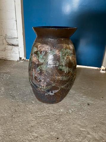 Grote vaas artistiek kunst beschikbaar voor biedingen