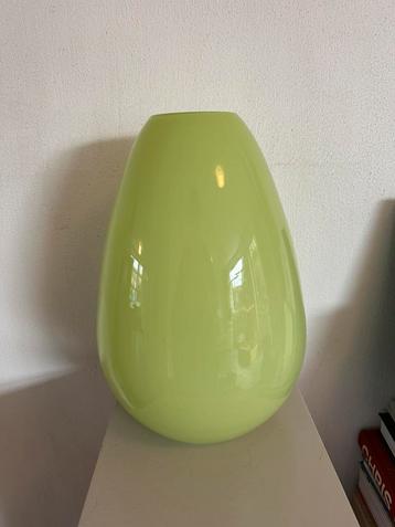 Grote lichtgroene vaas, puntgaaf beschikbaar voor biedingen