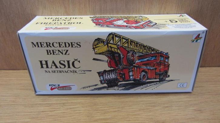 KOVAP brandweerauto - Mercedes Benz - 1/48 - metaal, Hobby en Vrije tijd, Modelauto's | Overige schalen, Zo goed als nieuw, Overige typen