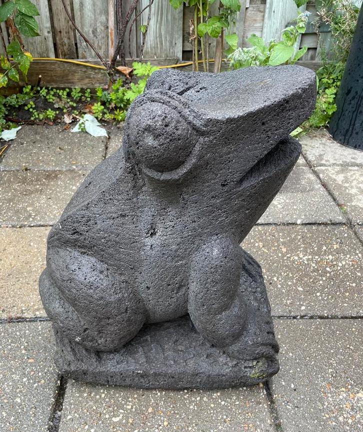 KIKKER van LAVASTEEN water tuinornament fontein pad spuitend, Tuin en Terras, Tuinbeelden, Zo goed als nieuw, Dierenbeeld, Steen